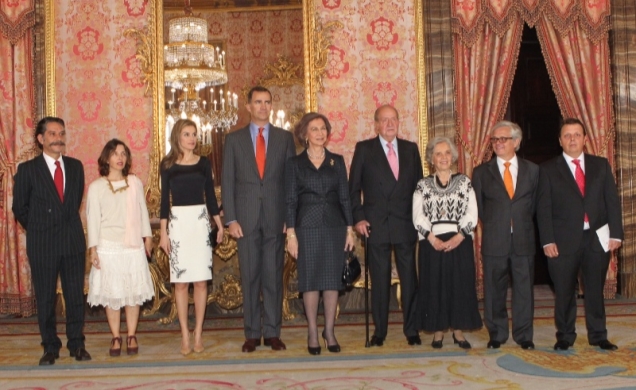 Sus Majestades los Reyes y Sus Altezas Reales los Príncipes de Asturias junto a Elena Poniatowska, Premio Miguel de Cervantes 2013, y sus familiares